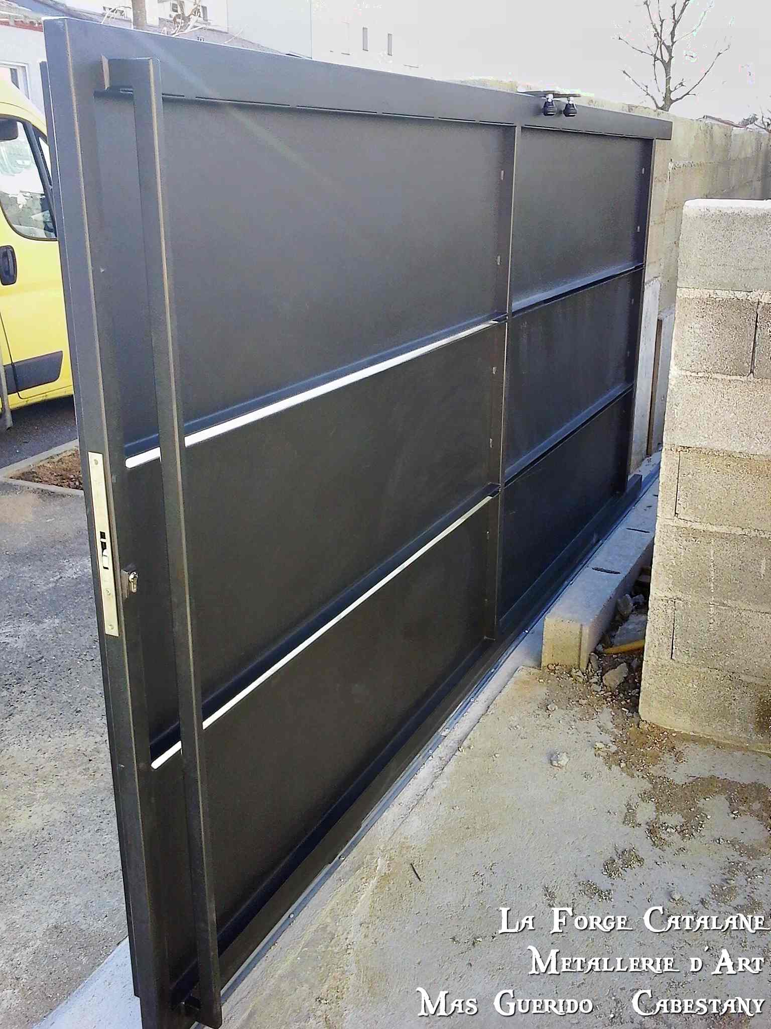 portail coulissant tole caissonnee moderne decoupe laser vantaux  La Forge Catalane Cabestany (3).jpg